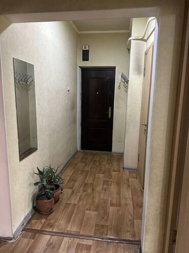 вторичное жилье: 2 комнаты, 65 м², 106 серия, 1 этаж, Старый ремонт