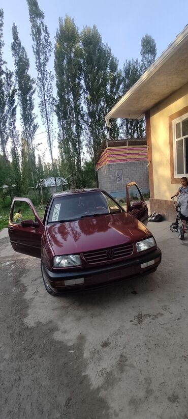 Volkswagen: Volkswagen Vento: 1993 г., 1.8 л, Механика, Бензин, Седан
