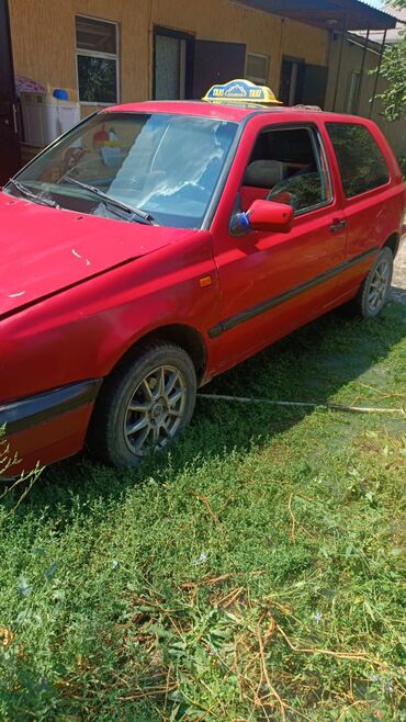 обмен на авто с доплатой: Красный трехдверный хэтчбек Volkswagen Golf MK3. Автомобиль оснащен