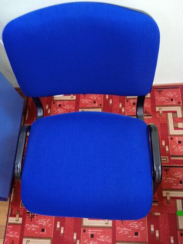 и стулья: Комплект офисной мебели, Стул, цвет - Синий, Новый