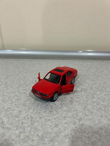 oyuncaq bmw: Qırmızı rəngli sedan miniatür avtomobil modeli - Korpus: dörd qapılı — 3