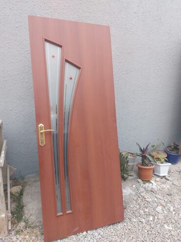 1 kub taxta: Taxtadan hazırlanmış, şüşəli hissələri olan qapı. 1 ədəd qalıb. 35