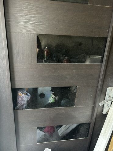Otaq qapıları: Qəhvəyi rəngdə, şüşəli daxili otaq qapısı. Müasir dizaynı ilə seçilir