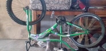 Велосипеды: Велосипед BMX б/у сдутое колесо и ржавая цепь