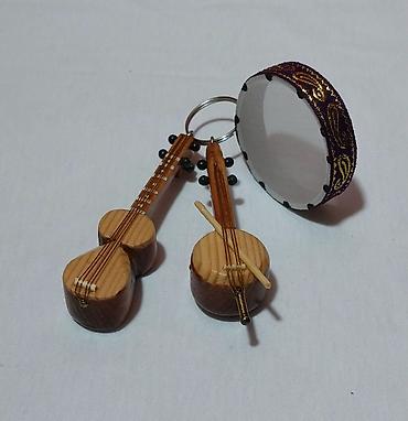 Breloklar: Musiqi alətlərindən ibarət brelok satılır, əl işidir, ağac — 7