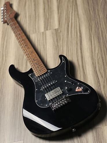Elektrik gitara – HSS konfiqurasiyalı - Korpus: parlaq qara rəngli