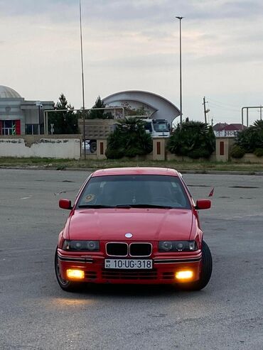 Digər Avtomobillər: Qırmızı rəngli sedan avtomobil Xüsusiyyətlər: - Korpus: 4 qapılı — 9