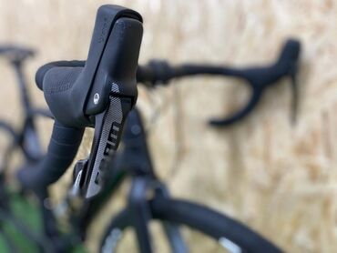 İdman velosipedləri: Karbon yol/gravl velosipedi Texniki xüsusiyyətlər: - Karbon monokok — 2