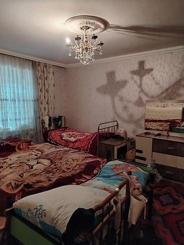 Həyət evləri və villalar: Satılır: 4 otaqlı həyət evi Xüsusiyyətlər: - Geniş zal: yemək masası — 1