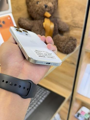iphone air бишкек: IPhone 16 Pro, 128 ГБ, белый Ключевые характеристики: - Дисплей 6.3" — 4