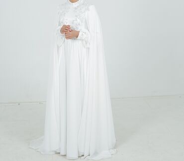 Свадебные платья: Размер 44 46
длина 160