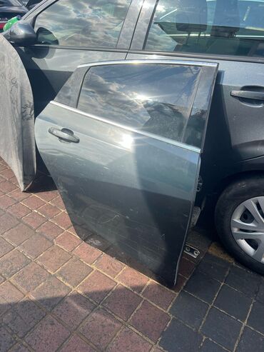 Avtomobil qapıları: Chevrolet Malibu modelinə aid, boz rəngdə olan avtomobil qapısı. Qapı — 3