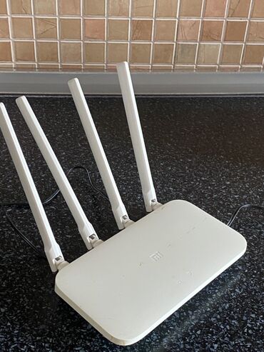 Modemlər və şəbəkə avadanlıqları: Ağ rəngdə olan Mi Wi-Fi routeri. Dörd antenası var. Evdə və ya ofisdə lalafo.az -da Modemlər və şəbəkə avadanlıqları: Ağ rəngdə olan Mi Wi-Fi routeri. Dörd antenası var. Evdə və ya ofisdə