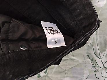 одежды на прокат: Продаю чёрные широкие джинсы в стиле streetwear/baggy. На задних — 5