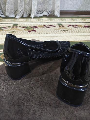 garda ayakkabı: Qadın ayaqqabısı – klassik qara rəng, parlaq üst material və dekorativ — 2