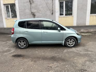 Honda: Honda Fit: 2002 г., 1.3 л, Вариатор, Хэтчбэк — 2