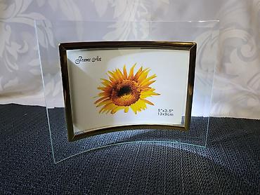 Slike i ramovi: Stakleni nov ram za sliku. Sve na ramu je odsjaj od svetla. Ram — 2