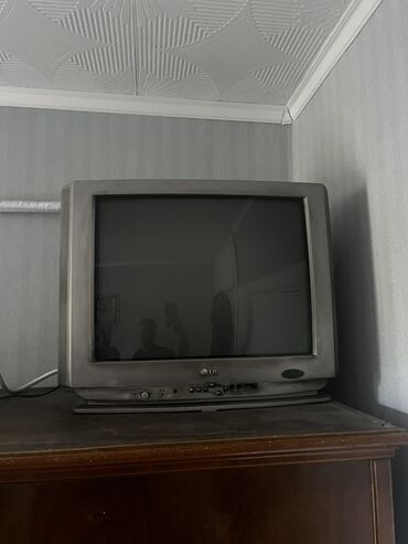 телевизор на кухню 24 дюйма: Кинескопный телевизор LG серебристого цвета, оснащенный кнопками