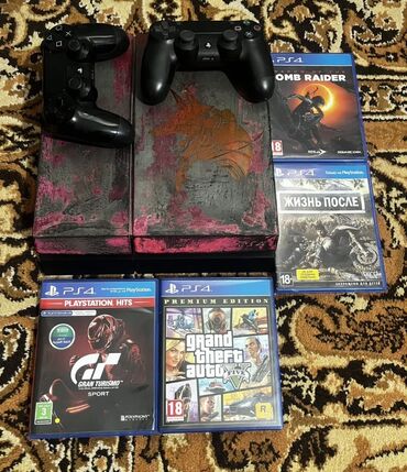 студийные микрофоны: Игровая консоль Sony PlayStation 4 с двумя беспроводными контроллерами