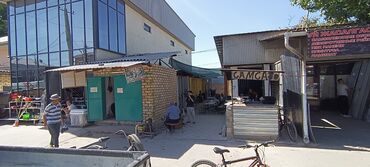 рестораны в бишкеке: Небольшое уличное кафе с несколькими столиками под навесом. Идеальное
