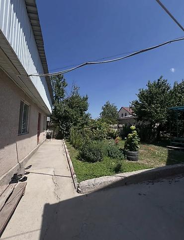 Продажа коттеджей и домов: 🏡 Продается просторный жилой дом в жилмассиве Ак-Орго! 📍 Адрес: ж/м — 15