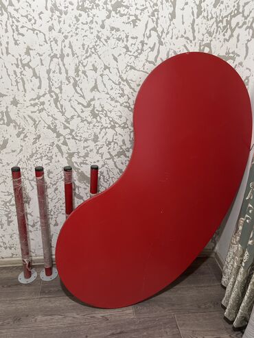 стеклянный обеденный стол: Офисный Стол, цвет - Красный, Б/у