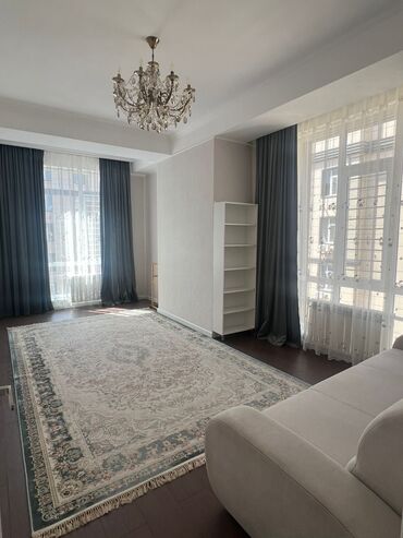 квартира в центре города бишкек: 3 комнаты, Агентство недвижимости, Без подселения, С мебелью полностью