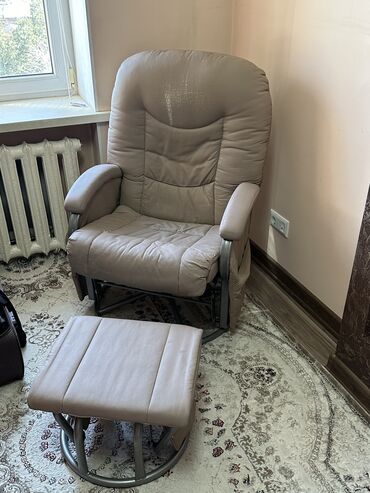Кресла: Срочно продаю кресло-качалку так же подходит для кормящих мам