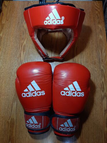 Перчатки: Продам боксёрские перчатки и шлем за 1500 сом(комплект). Натуральная