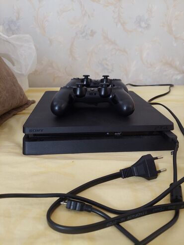 azerbaycan playstation 4 fiyatları: 1 TB yaddaşı var.Şəxsi istifadəmdə olub klub malı deil.Icinde 14 secme