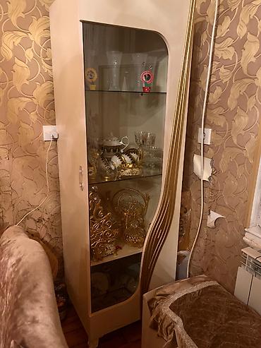 balacaların seksi: Şüşəli vitrin şkafı dəsti - Rəng: krem-ağ tonlarda, qızılı dekor — 4