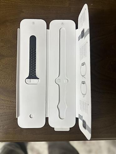 Apple Watch: APPLE WATCH NIKE SE 44 mm
Black sport band — 4