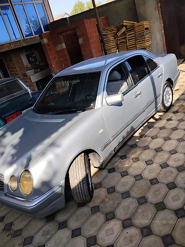 Mercedes-Benz: Mercedes-Benz E-Class: 2.3 l | 1997 il Sedan — 10