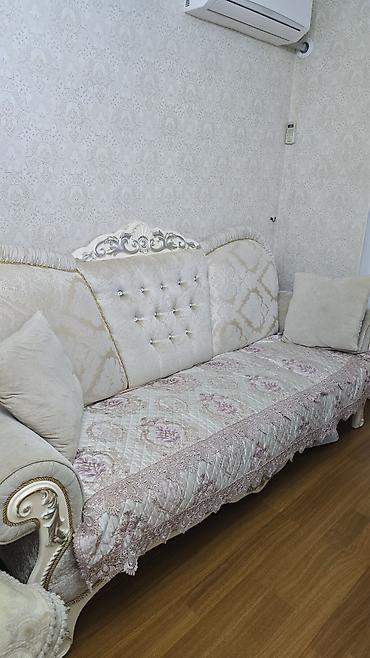 salon divan: Klassik üslubda 3 nəfərlik yumşaq divan - Rəng: krem/bej tonları - — 1
