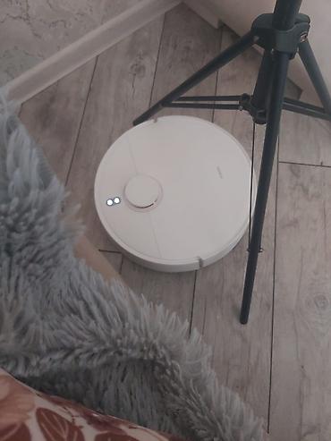 lazer 360: Ağıllı robot tozsoran – dairəvi dizayn, ağ rəng. Üst hissədə LIDAR — 1