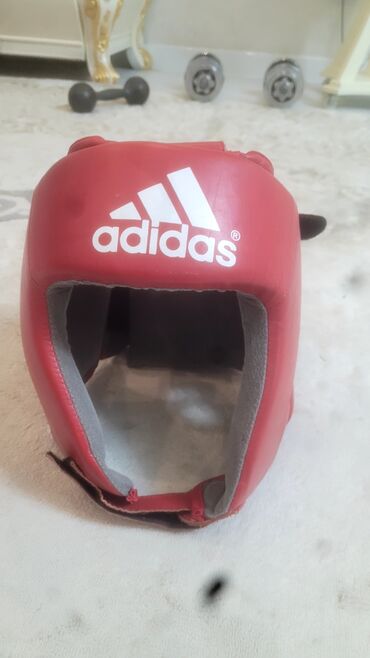 купить перчатки для футбола: Боксерский шлем Adidas (красный) - Официальная модель с маркировкой