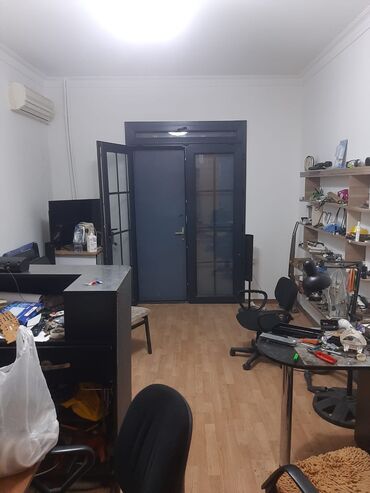 Kommersiya daşınmaz əmlakının satışı: Tecili satilir 9 mertebeli binanin 1 ci mertebesidir yerden cox