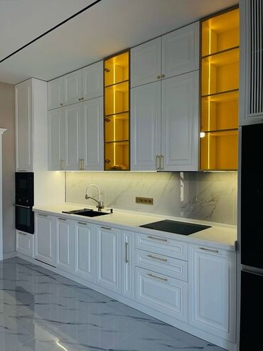 светлого голубой пуфик: Ağ rəngli klassik üslubda mətbəx mebeli komplekti - Fasad: frezeli