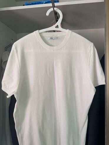 футболка zara: Белая футболка от Zara в оригинале с короткими рукавами. Простой и