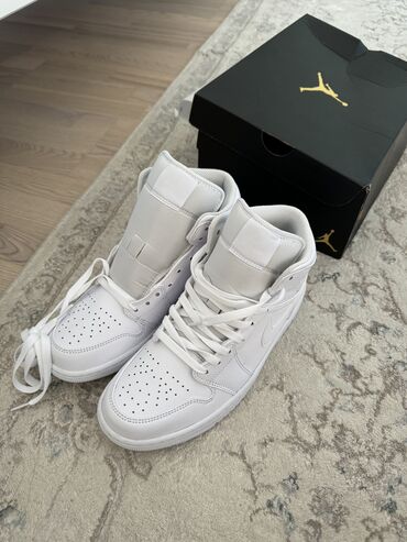 женская обувь 42 размер: Nike air Jordan white. Размеры указан на последних фото. Новые