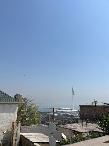 Həyət evləri və villaların satışı: 3 otaq həyət evi. Qaraj və həyəti var. Qaraja 2 maşın yerləşir — 8