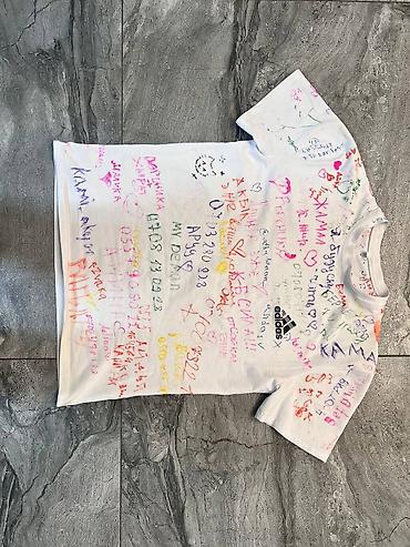 шорты футболка: Белая футболка Adidas с короткими рукавами и круглым вырезом. Футболка — 2