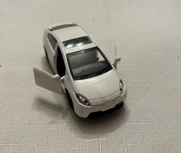Avtomobil modelləri: Ağ rəngli mini model avtomobil – sedan/krossover üslubunda oyuncaq — 5