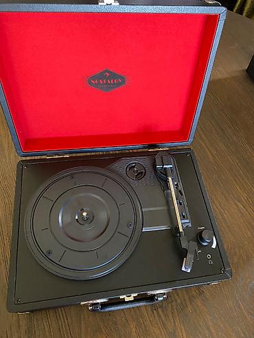 Vinil plastin pleyeri/qramafon AUNA PeggySue qara rəngdə, portativ