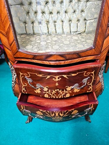 Stilske vitrine: Vitrina u stilu Luja XV, u intarziji sa dve staklene police i dve na lalafo.rs — 7 Stilske vitrine: Vitrina u stilu Luja XV, u intarziji sa dve staklene police i dve — 7