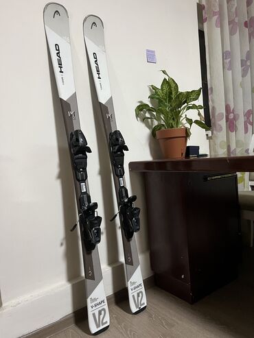 Лыжные ботинки: Продаю качественные лыжи. Подарили в прошлом году, использовал всего — 4