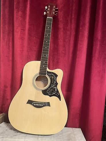 Гитары: Акустическая гитара dreadnought с вырезом (cutaway). - Корпус формата — 1