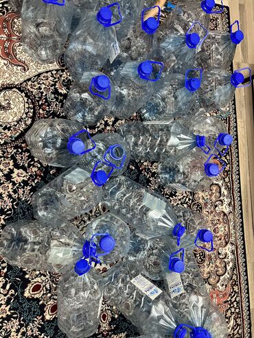 продаю пластиковые бутылки: Продаю бутылки из под воды Corona 10 литровые в количестве 20 штук в