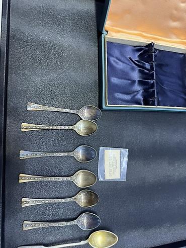 nabor dəsti: 3 eded Qədəh qabı 93 gram 2 ədə Rumka 90 gram Qaşığlar 93 gram — 3