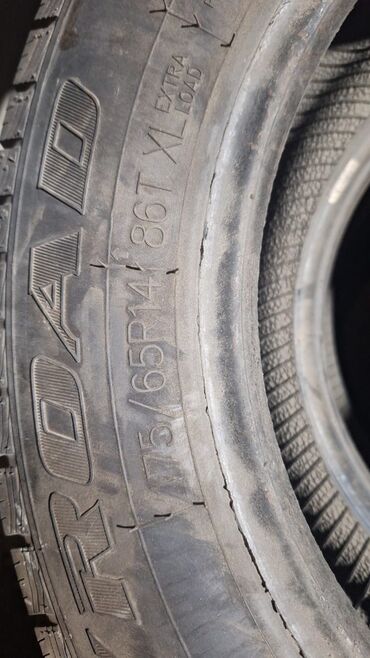 купить шины в бишкеке бу: Срочно продам зимняя шина 4 штук 1 комплект 175/64/14